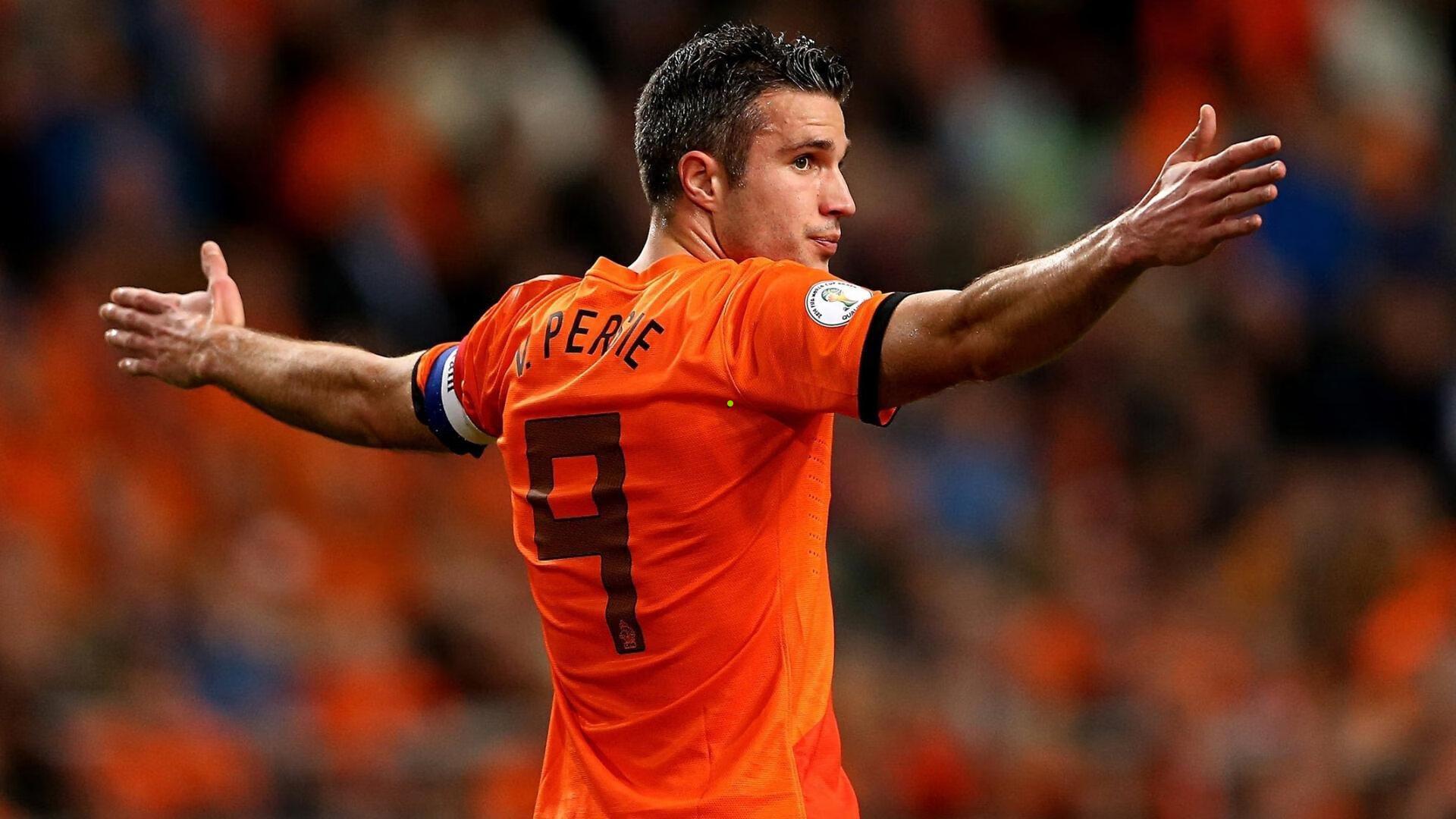 中超焦点战，吕文君破门助海港五球大胜大连人，本土球员连击创纪录